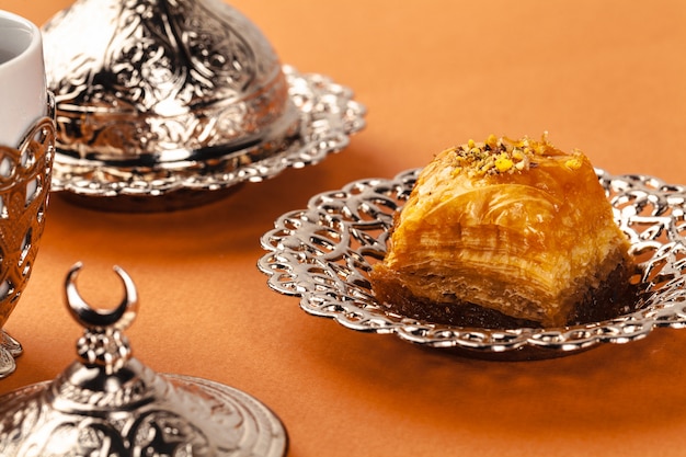 Türkisches Dessert-Baklava, serviert auf traditionellem Metallgeschirr