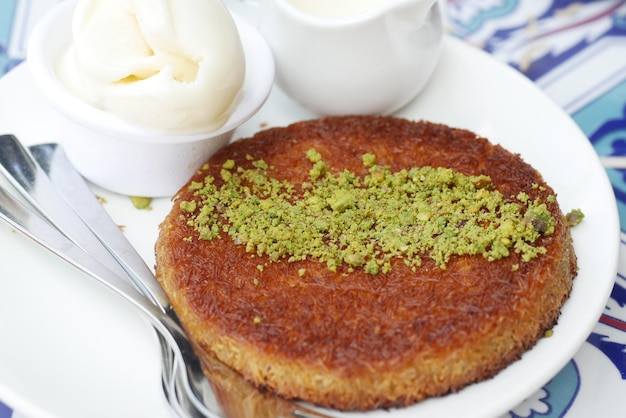 Türkisches Dessert Kunefe auf einem Teller