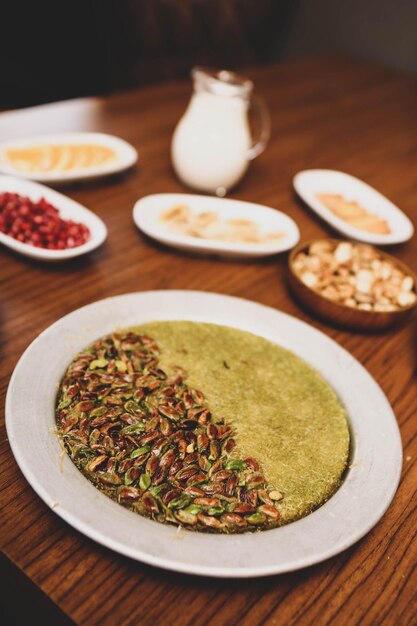 Türkisches Dessert Kunefe Kunafa Kadayif mit Pistazienpulver und Käse heiß gegessen eine Süßigkeit