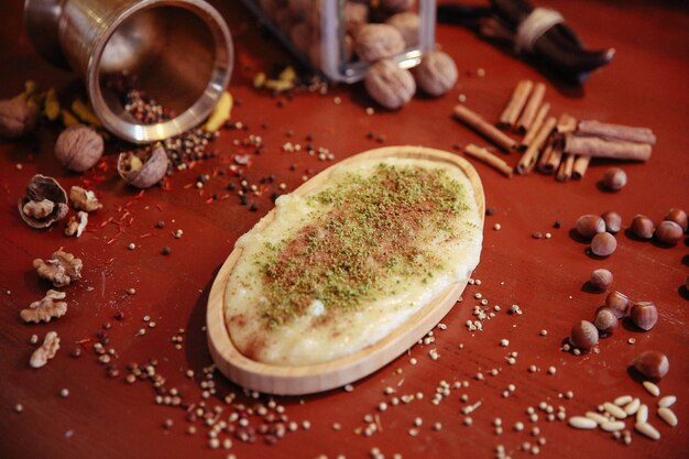 Türkisches Dessert Kunefe Kunafa Kadayif mit Pistazienpulver und Käse heiß gegessen eine Süßigkeit