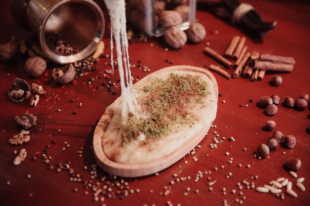 Türkisches Dessert Kunefe Kunafa Kadayif mit Pistazienpulver und Käse heiß gegessen eine Süßigkeit