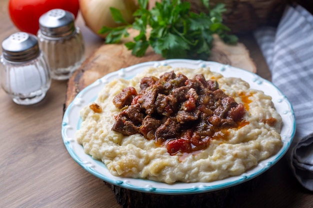 Türkisches Essen Hunkar Begendi mit Auberginen und Fleisch.