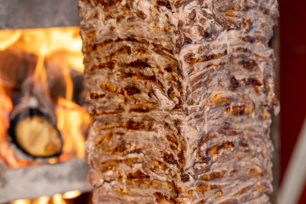 Türkisches Fleisch Doner Fleisch, das im Holzfeuer gekocht wird, ist Doner Traditionelle türkische Küche Delikatessen Nahaufnahme