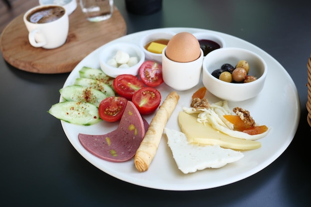 Foto türkisches frühstück mit käse, wurst, gurke, ei, olive und tomate