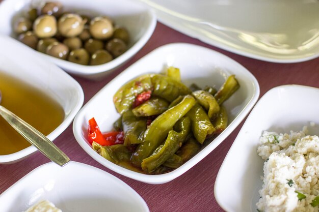 Türkisches Frühstück Oliven, gebackene Paprikaschoten, Honig, hausgemachter Hüttenkäse