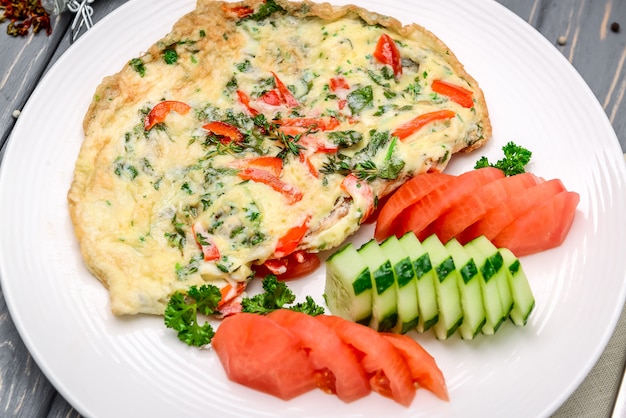 Türkisches Frühstück: Omelett mit Gemüse in der Wannennahaufnahme.