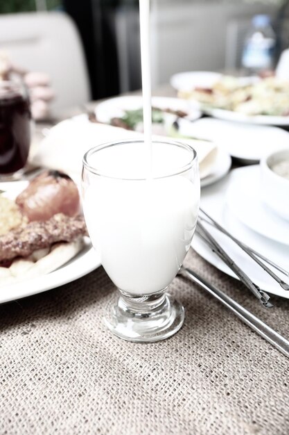 Türkisches Getränk Ayran oder Kefir-Buttermilch mit Joghurt.