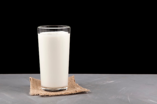 Türkisches Getränk Ayran oder Kefir in einem Glas