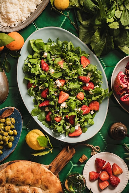 Türkisches mediterranes Abendessen mit Salat Pilav und Fladenbrot