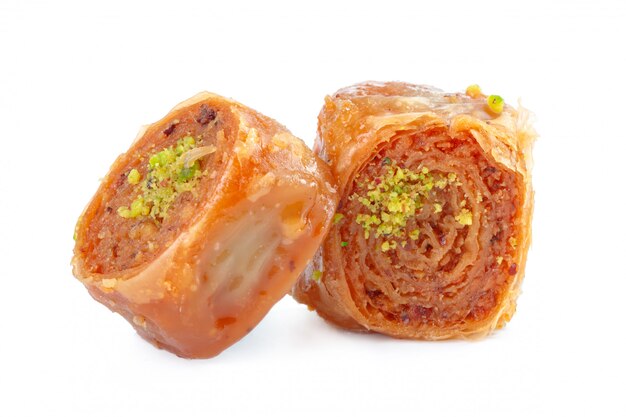 Türkisches Ramadan Dessert Baklava lokalisiert auf Weiß