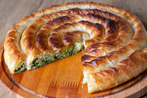 Türkisches Tepsi Boregi, Round Borek, Blechgebäck (türkischer Name; rulo borek - ispanakli borek)