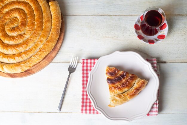 Türkisches Tepsi Boregi, Runder Borek, Blechgebäck (türkischer Name; Rulo Borek oder Bosnak Boregi)