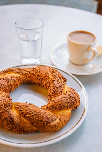 Türkisches traditionelles Bagel-Simit mit türkischem Kaffee in Istanbul