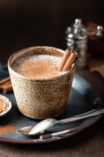 Türkisches traditionelles heißes Getränk Salep auf Holzoberfläche, selektiver Fokus