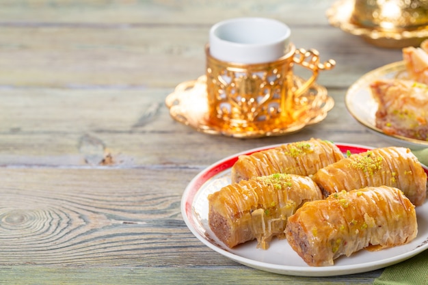 Türkisches traditionelles Nachtisch-Baklava mit Tee auf Dunkelheit. Frisches und gesundes Dessert.