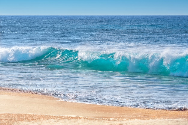 Türkisfarbene Wellen am Sandstrand, Oahu, Hawaii USA