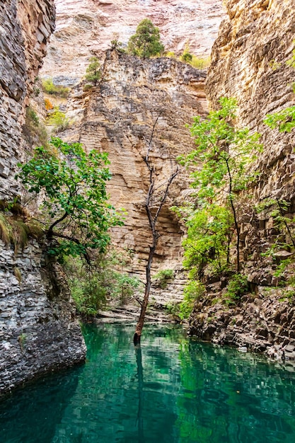 Türkisfarbener Bergsee zwischen den Felsen