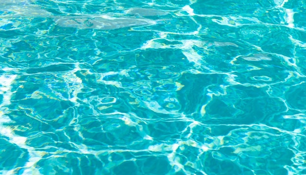 Türkisfarbener Hintergrund des Schwimmbadwassers mit Wellen im Sommer