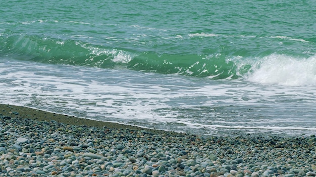 Foto türkisfarbener ozean kocht mit schaumigen wellen seewellen stürzen in langsamer bewegung