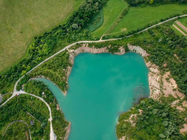 Türkisfarbener See in einer Daumen hoch Form