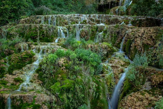 Türkisfarbener Wasserfall in Orbaneja del Castillo