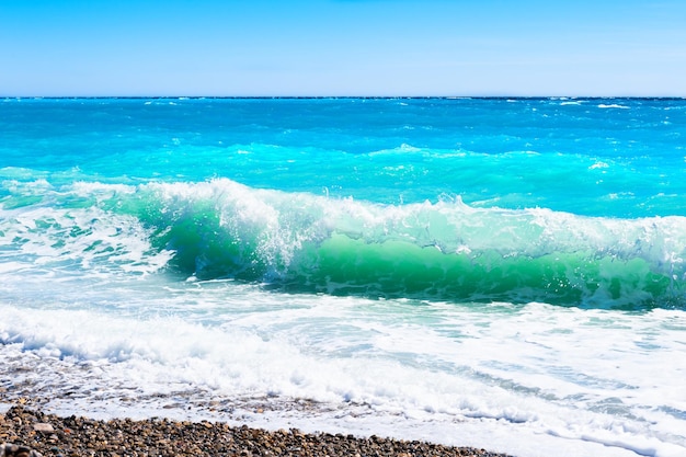 Türkisfarbenes Meer und blauer Himmel. Schöner Strand in Nizza, Frankreich. Côte d'Azur, französische Riviera. Reisen und Urlaub