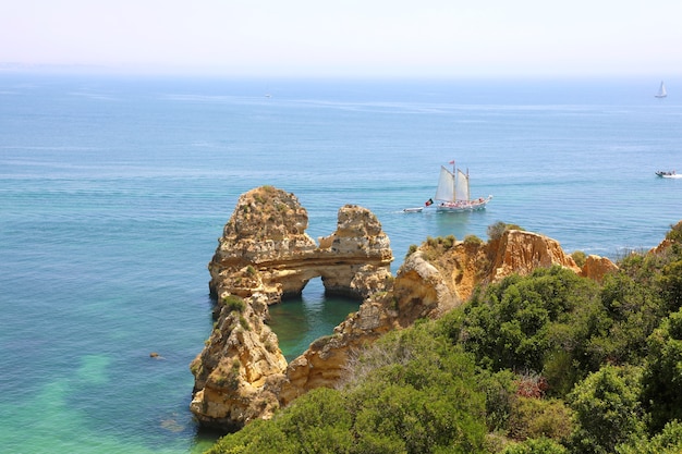 Türkisfarbenes Meerwasser bei Ponta da Piedade in der Algarve in Portugal