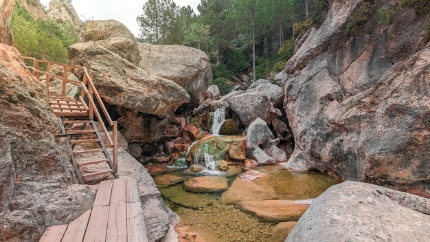 Türkisfarbenes Wasser des Flusses Matarraa in den Beceite-Schluchten Teruel Ein Paradies für Naturliebhaber