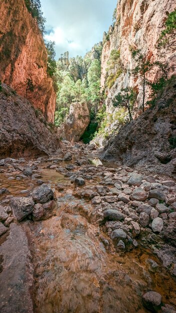 Türkisfarbenes Wasser des Flusses Matarraa in den Beceite-Schluchten Teruel Ein Paradies für Naturliebhaber