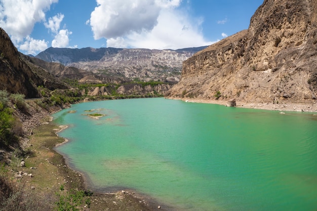 Türkisfarbenes Wasser eines Gebirgsflusses. Der Avarsky Koysu mit seinem fantastischen Stausee. Dagestan, Kaukasus, Russland. Schönheitswelt.