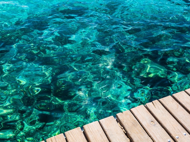 Türkisfarbenes Wasser in der berühmten blauen Lagune im Mittelmeer.