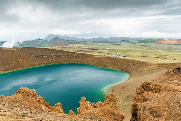 Türkisfarbenes Wasser, umgeben von orangefarbenem Felsen aus dem Krater des Viti-Sees im Krafla-Gebiet Island