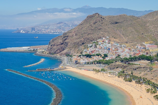 türkisfarbenes Wasser und Goldsand in der Nähe des Dorfes auf Teneriffa, Spanien. Blick auf den Strand von Las Teresitas von oben.