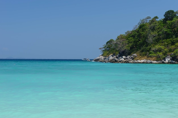 Türkismeerwasser in Racha-Insel Phuket-Provinz Thailand.