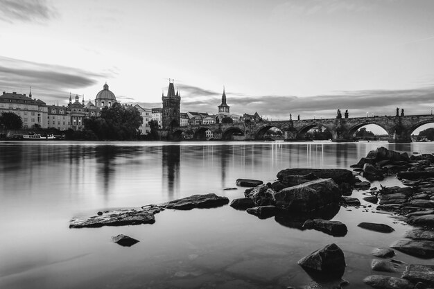 Türme und Karlsbrücke am Morgen in Schwarzweiß