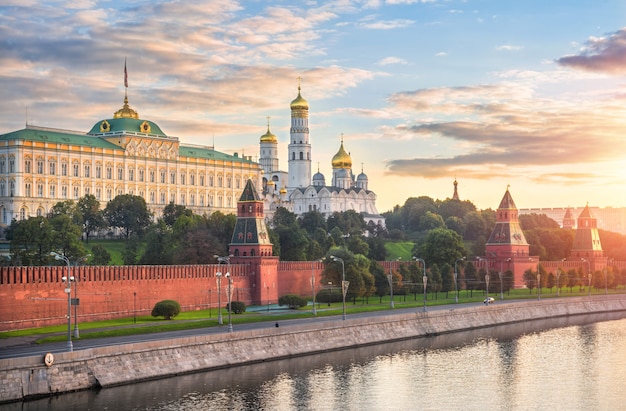 Türme und Tempel des Moskauer Kremls, des Kremldammes und des Wassers des Moskauer Flusses