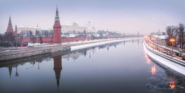 Türme und Tempel des Moskauer Kremls unter Winterschnee