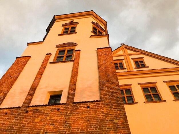 Türme und Türme eines hochmittelalterlichen alten Steinschlosses vor blauem Himmel