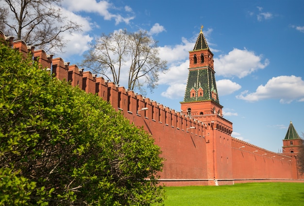 Türme von Moskau hinter roter Kremlwand