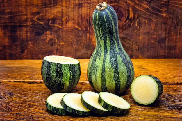 Tuétano de verduras frescas aislado en blanco, vegetal típico de Brasil