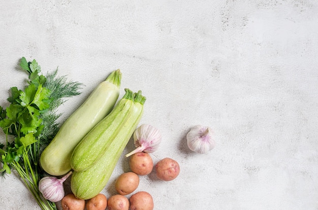 Tuétanos de verduras frescas de temporada de verano y otras verduras para cocinar