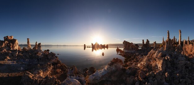 Tufa ragt Felsformation im Sonnenaufgang des Monosees hoch