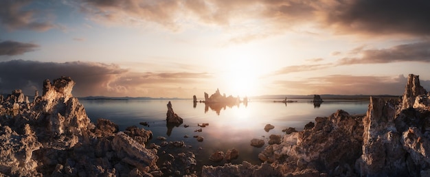 Tufa ragt Felsformation im Sonnenaufgang des Monosees hoch