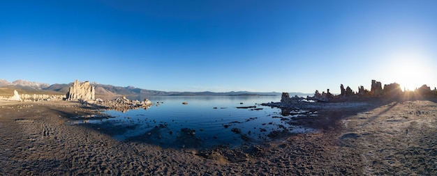 Tufa ragt Felsformation im Sonnenaufgang des Monosees hoch