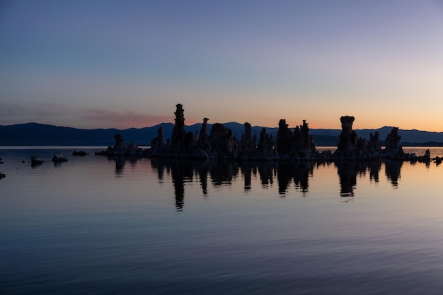 Tufa ragt Felsformation im Sonnenaufgang des Monosees hoch