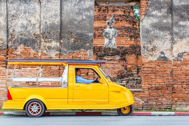 Tuk Tuk Autotourist am Parken im Freien am alten Tempelhintergrund