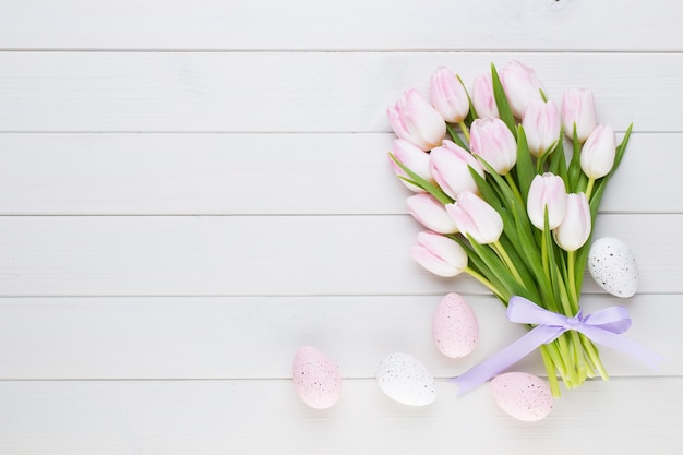 Tulipa rosa em fundo branco.