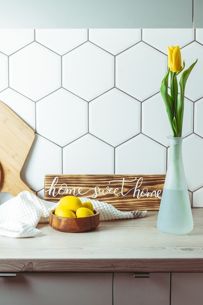 Foto tulipán amarillo en un jarrón en la cocina