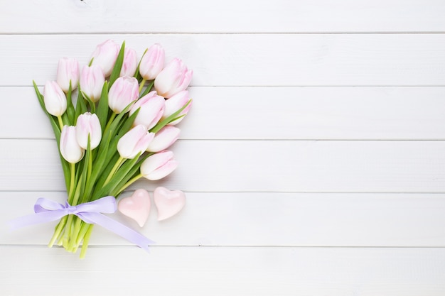 Tulipán rosa en la Pascua blanca