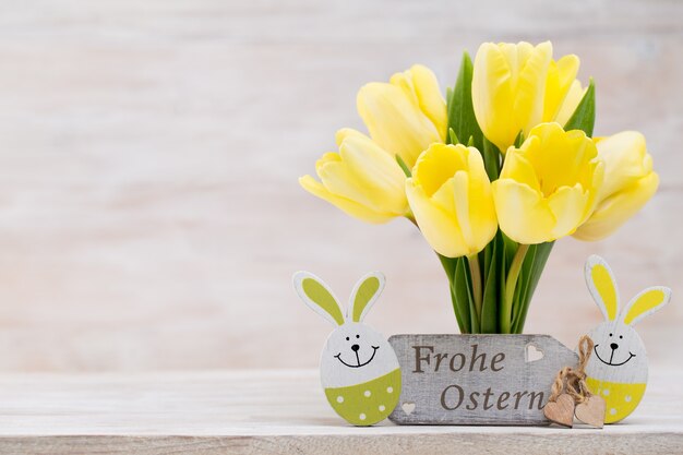 Tulipanes amarillos, flores de primavera y decoración de Pascua